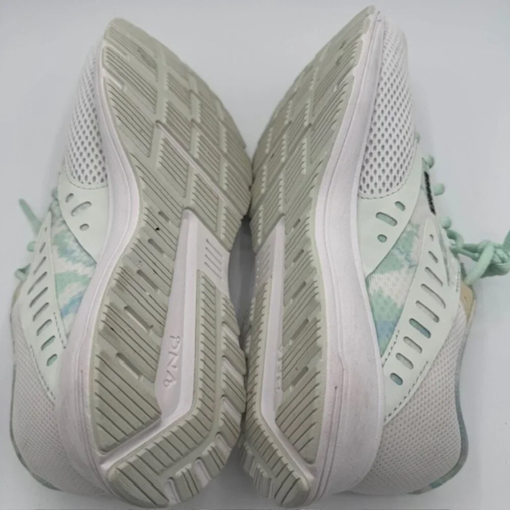 Brooks Women's Range 2 White Cushion Neutral Sneakers Size 8.5